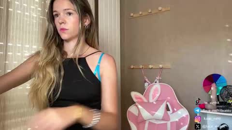 Snapshot of lucie_hot chatting on 09.18.25 Lucie hot follow me on online show from 09.18.25