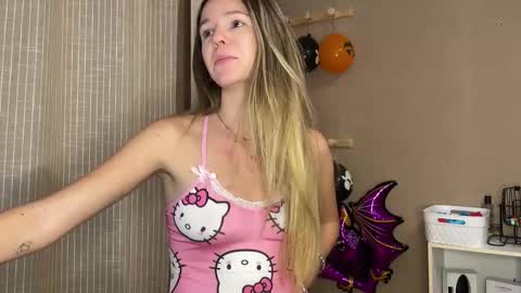 Snapshot of lucie_hot chatting on 10.16.25 Lucie hot follow me on online show from 10.16.25