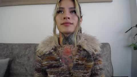 Snapshot of luciiana_lol chatting on 05.12.26 luciiana online show from 05.12.26