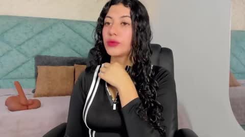 Snapshot of lucy_greys_ chatting on 02.17.26 Lucy Greys online show from 02.17.26