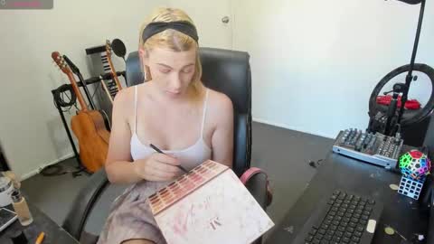 Snapshot of lucyylux chatting on 10.06.25 lucyylux online show from 10.06.25