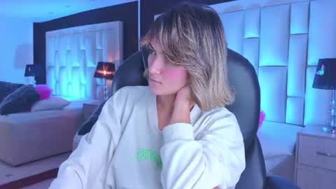 Snapshot of luisajonnes_ chatting on 07.28.26 Luisa online show from 07.28.26