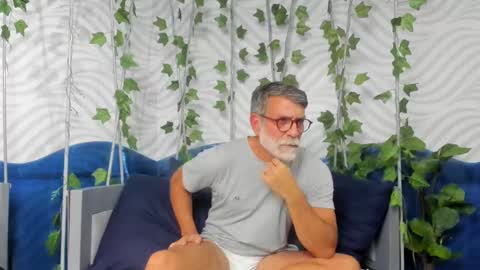 Snapshot of lukecrews chatting on 02.10.25 Luke Crews online show from 02.10.25