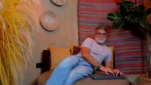 Snapshot of lukecrews chatting on 03.01.25 Luke Crews online show from 03.01.25