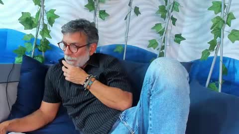 Snapshot of lukecrews chatting on 03.01.25 Luke Crews online show from 03.01.25