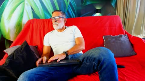 Snapshot of lukecrews chatting on 09.21.25 Luke Crews online show from 09.21.25