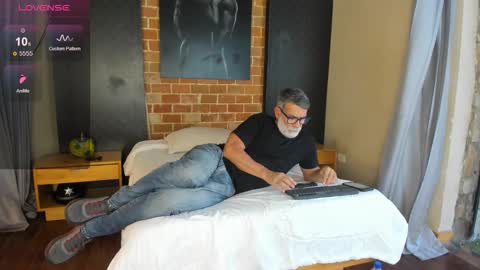 Snapshot of lukecrews chatting on 09.28.25 Luke Crews online show from 09.28.25