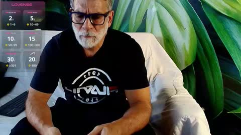 Snapshot of lukecrews chatting on 01.11.26 Luke Crews online show from 01.11.26