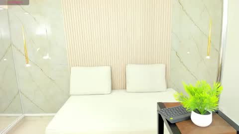 Snapshot of luminous__queen chatting on 02.02.25 luminous__queen online show from 02.02.25