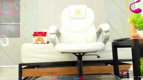 Snapshot of luminous__queen chatting on 02.12.25 luminous__queen online show from 02.12.25