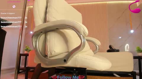 Snapshot of luminous__queen chatting on 03.11.25 luminous__queen online show from 03.11.25