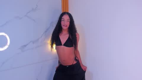 Snapshot of luminous__queen chatting on 10.16.25 luminous__queen online show from 10.16.25