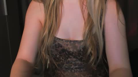 Snapshot of luna1vibe chatting on 12.13.25 luna1vibe online show from 12.13.25