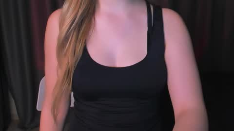 Snapshot of luna1vibe chatting on 12.15.25 luna1vibe online show from 12.15.25