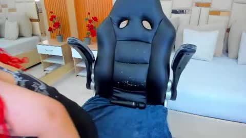 Snapshot of luna__vegga chatting on 07.31.26 Luna online show from 07.31.26