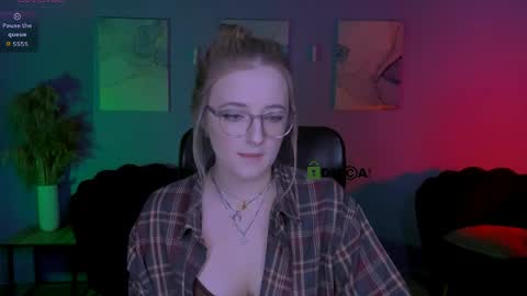 luna_berryy online show from 04.04.26