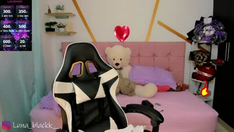Snapshot of luna_blackk_ chatting on 04.26.26 Luna online show from 04.26.26