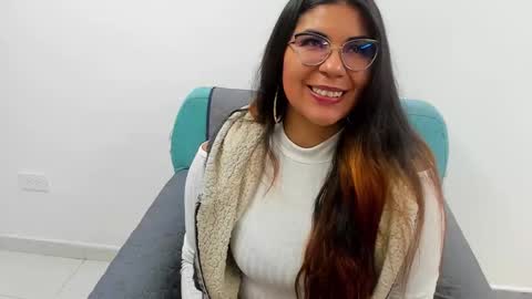 Snapshot of luna_dumont chatting on 01.24.25 luna  online show from 01.24.25