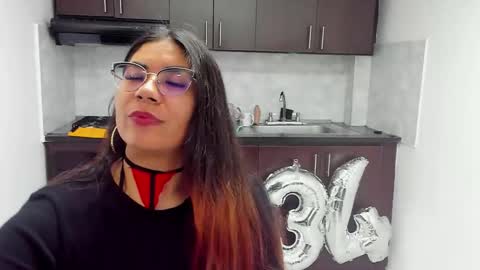 Snapshot of luna_dumont chatting on 01.28.25 luna  online show from 01.28.25