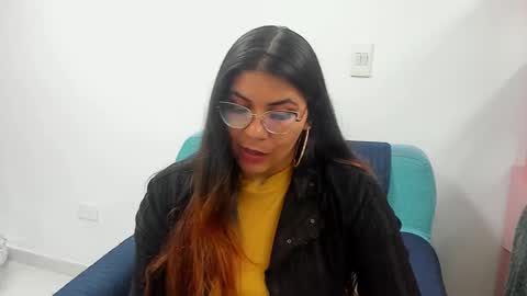 Snapshot of luna_dumont chatting on 01.30.25 luna  online show from 01.30.25