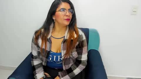 Snapshot of luna_dumont chatting on 02.14.25 luna  online show from 02.14.25