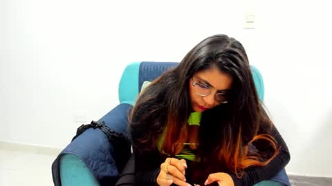 Snapshot of luna_dumont chatting on 02.21.25 luna  online show from 02.21.25