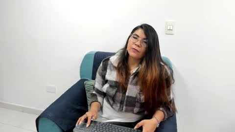 Snapshot of luna_dumont chatting on 03.06.25 luna  online show from 03.06.25