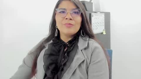 Snapshot of luna_dumont chatting on 09.15.25 luna  online show from 09.15.25