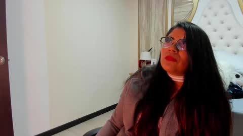 Snapshot of luna_dumont chatting on 09.23.25 luna  online show from 09.23.25