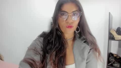 Snapshot of luna_dumont chatting on 09.29.25 luna  online show from 09.29.25