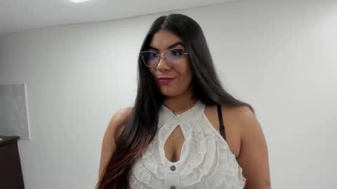 Snapshot of luna_dumont chatting on 10.03.25 luna  online show from 10.03.25