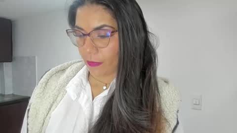 Snapshot of luna_dumont chatting on 04.24.26 luna online show from 04.24.26