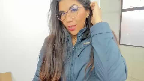 Snapshot of luna_dumont chatting on 05.21.26 luna online show from 05.21.26