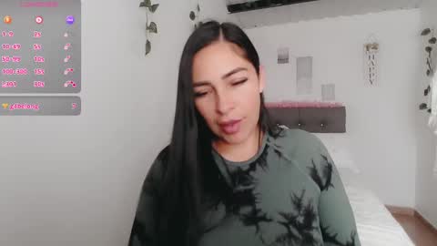 Snapshot of luna_lgomez chatting on 09.17.25 luna online show from 09.17.25