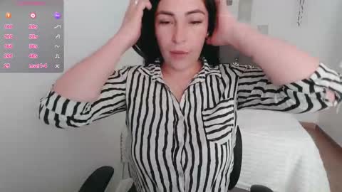 Snapshot of luna_lgomez chatting on 10.09.25 luna online show from 10.09.25