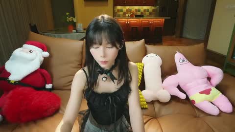 Snapshot of luna_liu520 chatting on 12.19.24 luna online show from 12.19.24