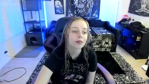 Snapshot of luna_lovelyy chatting on 04.20.26 Luna online show from 04.20.26
