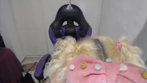 Snapshot of luna_rosita chatting on 12.18.24 Luna online show from 12.18.24