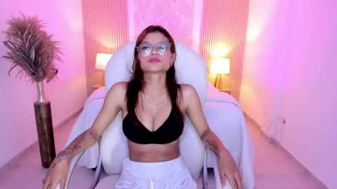 Snapshot of luna_walmont chatting on 05.21.26 Luna online show from 05.21.26