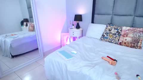 Snapshot of lunaa_moonn chatting on 09.22.25 lunaa_moonn online show from 09.22.25