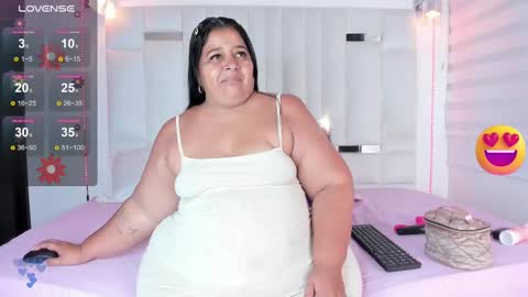 Snapshot of lunaasweett chatting on 09.13.25    online show from 09.13.25