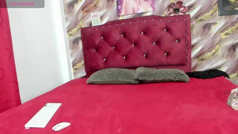 lunaawhitee online show from 04.28.26