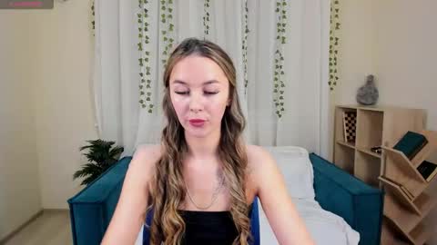 lunacurly_ online show from 12.17.25