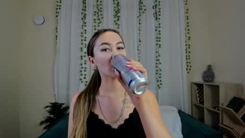 lunacurly_ online show from 12.20.25