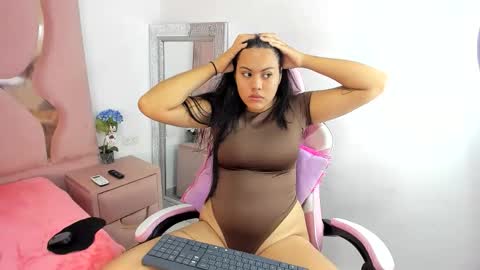 Snapshot of lunadreamsht chatting on 12.19.25 lunadreamsht online show from 12.19.25