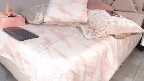 Snapshot of lunaflorez_ chatting on 12.22.24 LUNA online show from 12.22.24