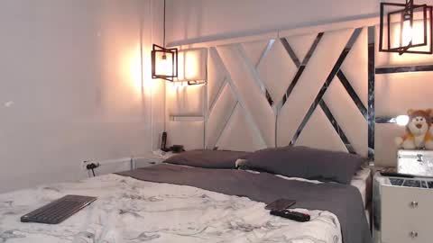 Snapshot of lunaflorez_ chatting on 02.01.25 LUNA online show from 02.01.25