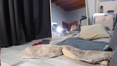 Snapshot of lunaflorez_ chatting on 02.14.25 LUNA online show from 02.14.25