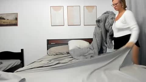 LunaPearl   online show from 09.20.25