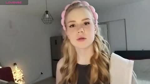 lunapeony online show from 12.19.25